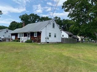 3 Longshore St, Bay Shore, NY 11706