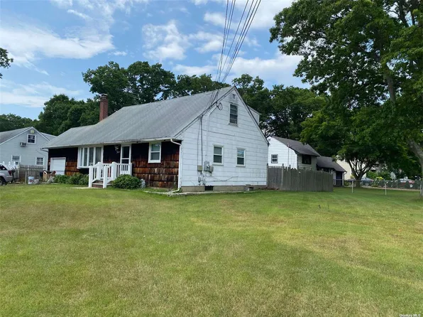 3 Longshore St, Bay Shore, NY 11706