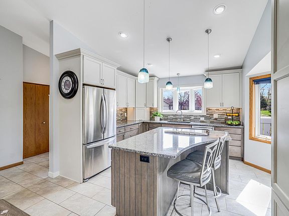 3rd image of 15663 Cornell Ct N
