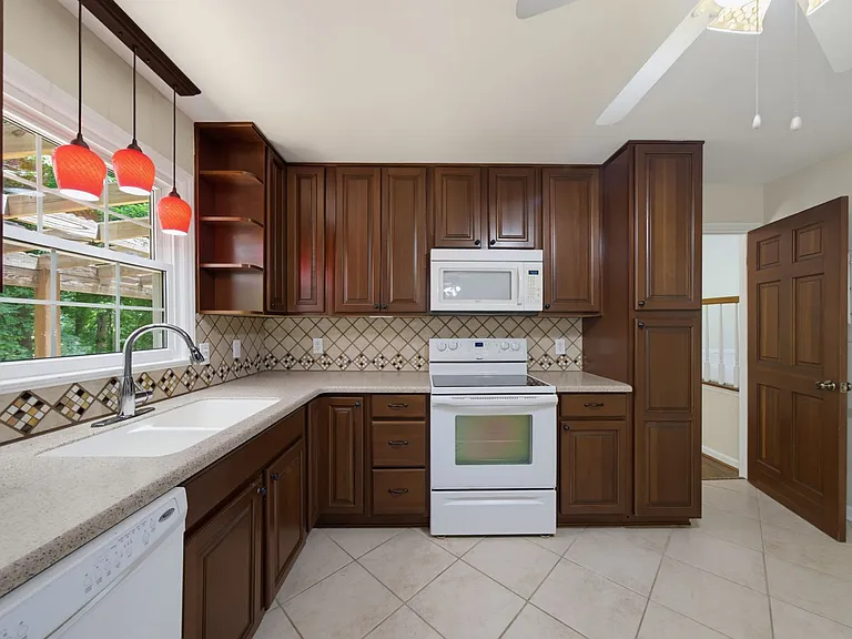 1003 Manchester Dr — Photo 11