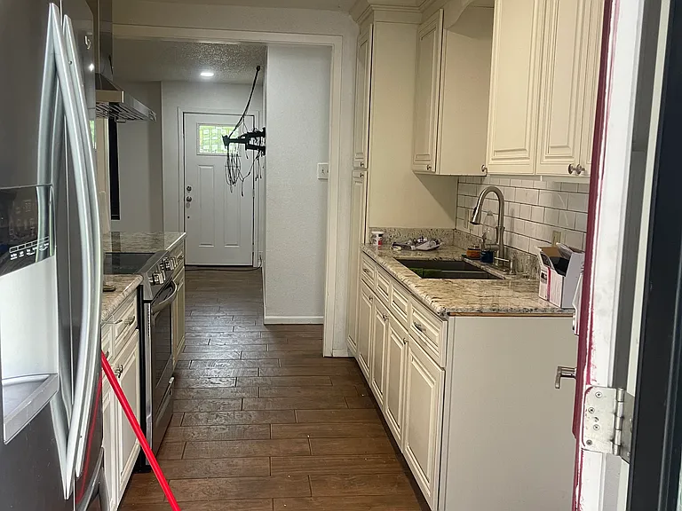 2335 Gladys St #1 — Photo 8