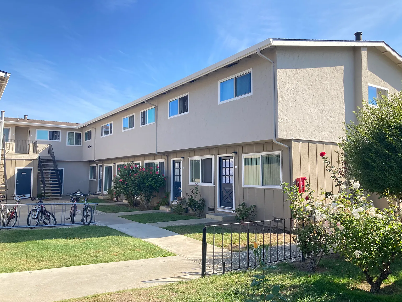 Del Prado Apts — Photo 2
