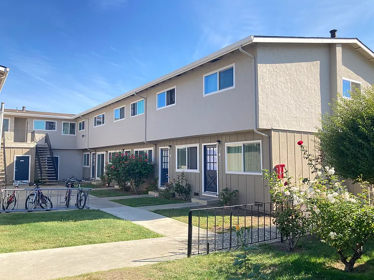 Del Prado Apts — Photo 2