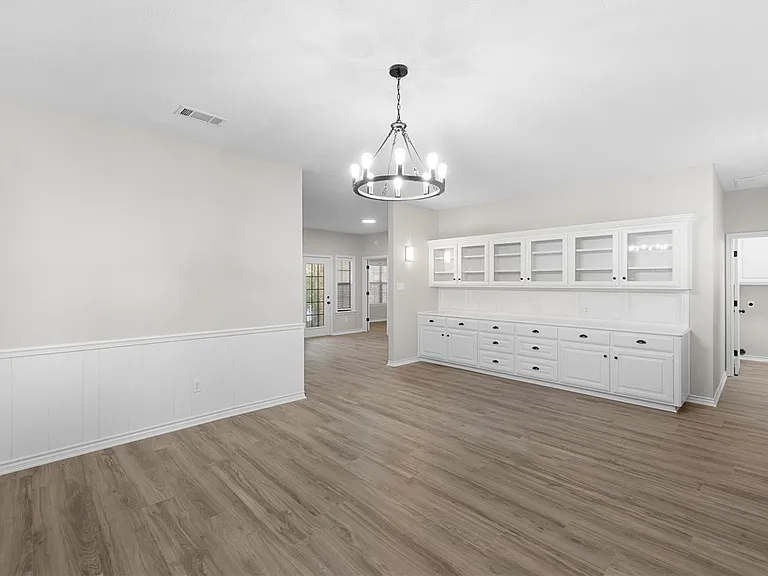 1301 Essex Grn — Photo 3