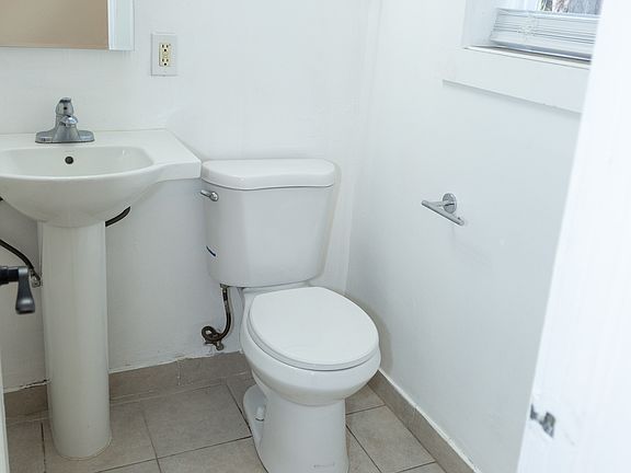 4th image of 448 Kaiolu St Unit 1-C