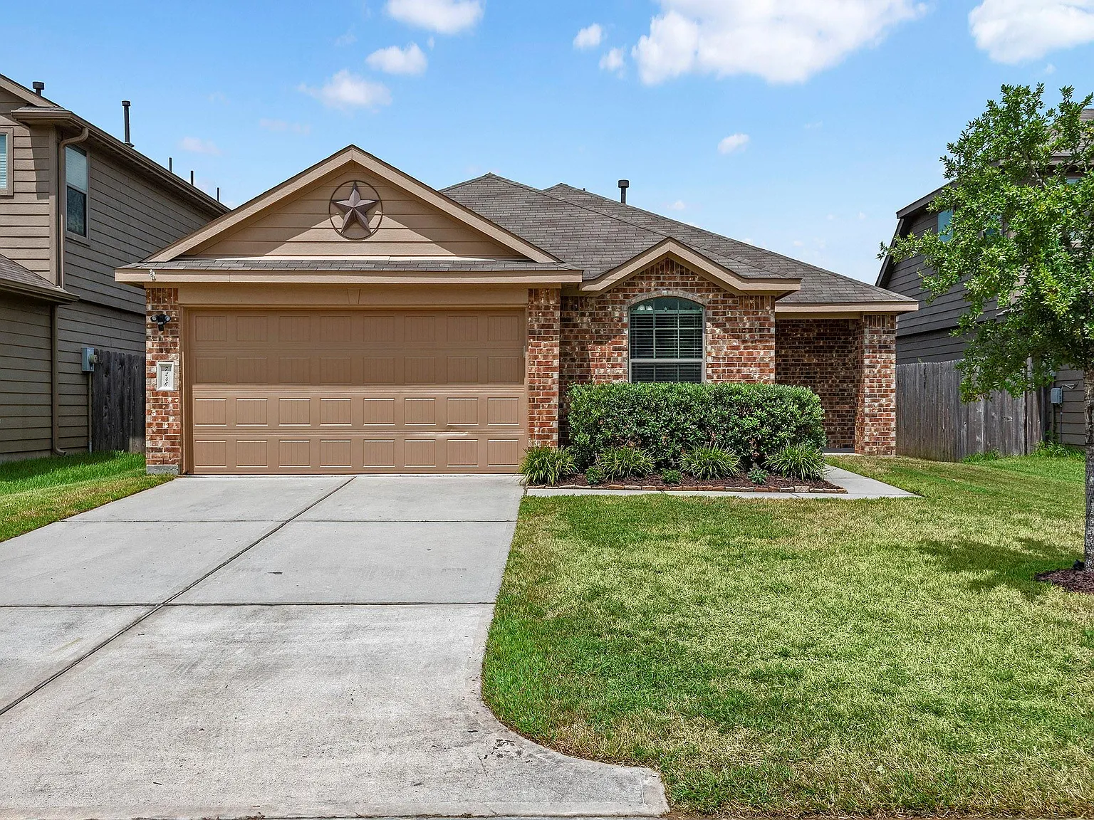 4 bed, 2.0 bath, 2067 sqft, $2,000 — Photo 1