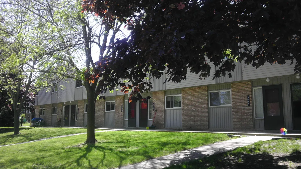 Building Photo - 9121 Brookside Dr #9137