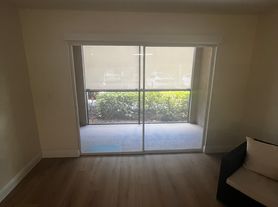 940 Village Trl