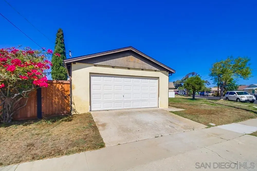 3 bed, 1.0 bath, 1006 sqft, $3,800 — Photo 4