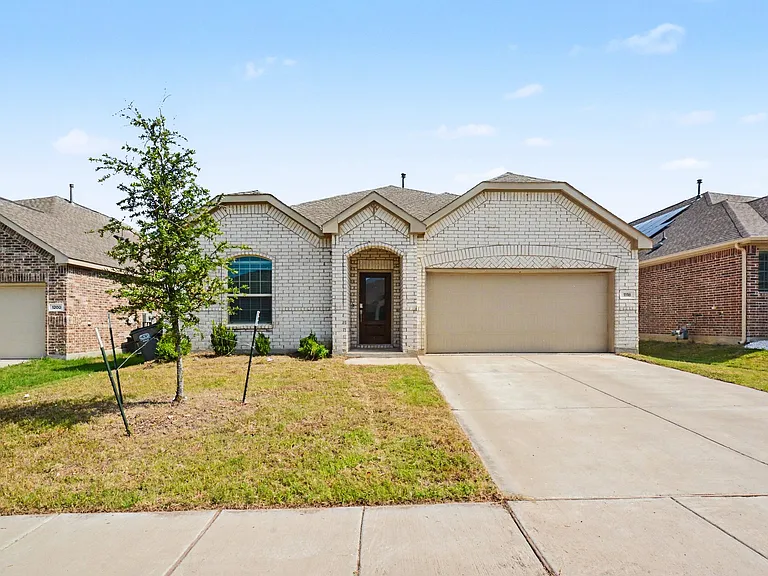 1118 Mahogany Ln — Photo 2