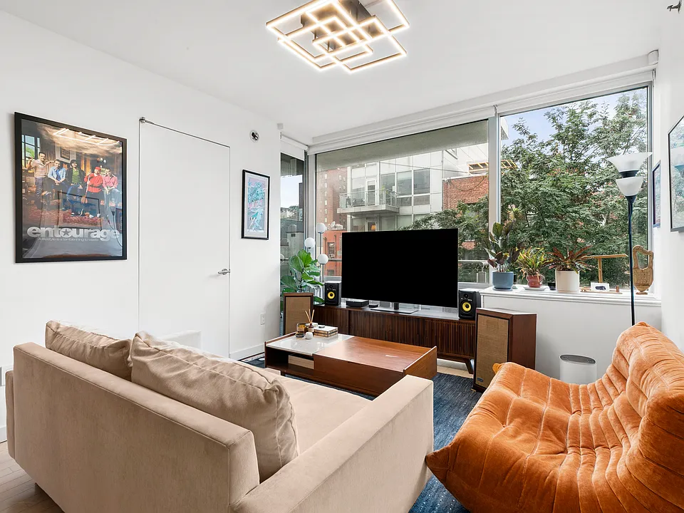 425 E 13th St #5C