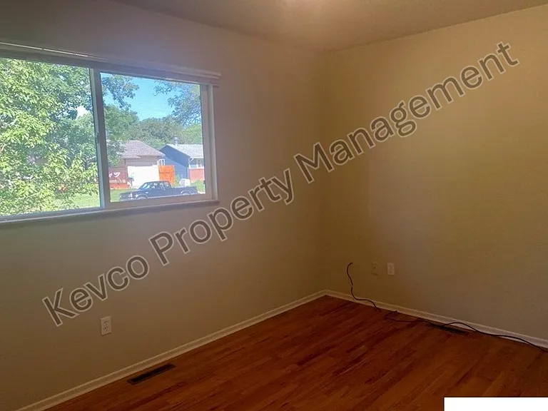 1400 Hillcrest Dr — Photo 8