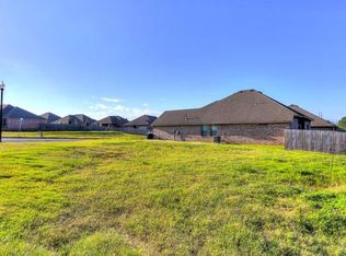 621 Irish Ln, Yukon, OK 73099