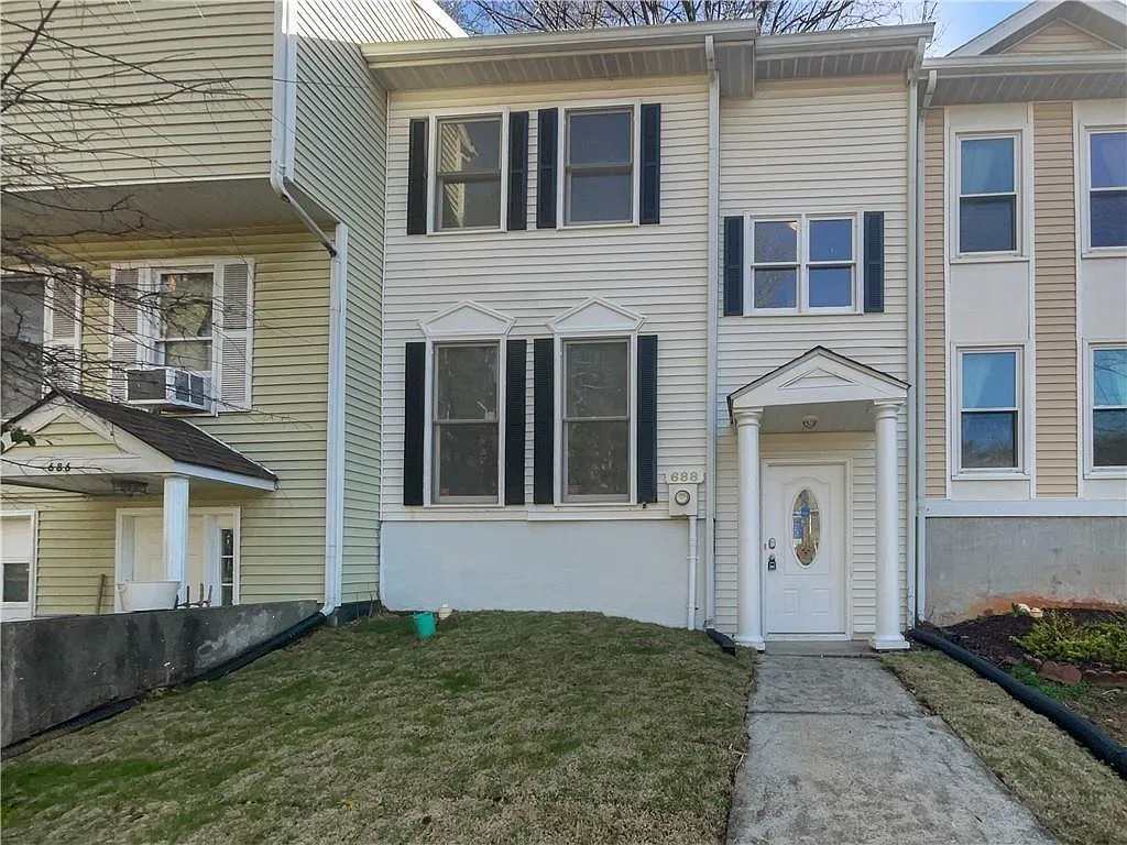 2 bed, 2.5 bath, 1940 sqft, $1,700 — Photo 2
