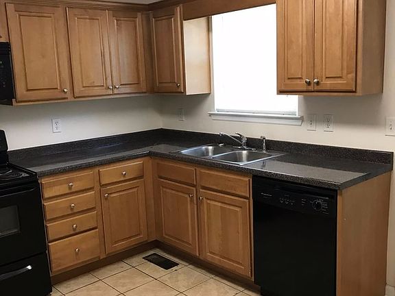 3rd image of 903B Worth St