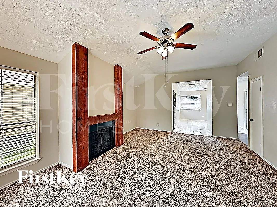 3 bed, 2.0 bath, 1263 sqft, $1,645 — Photo 3