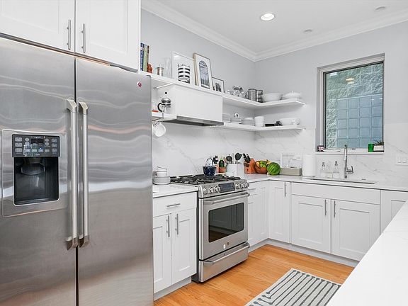 3rd image of 1113 N Hermitage Ave #1