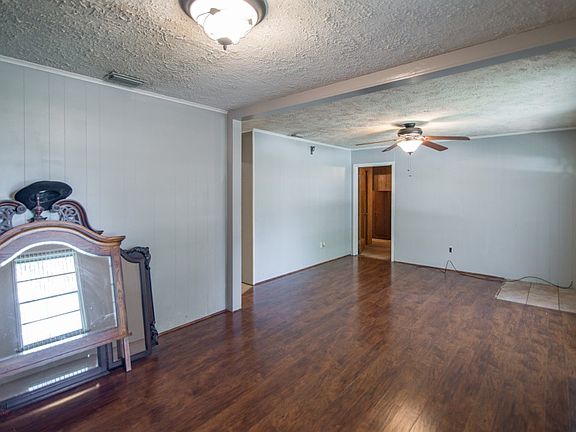 4th image of 3025 Valley View Dr