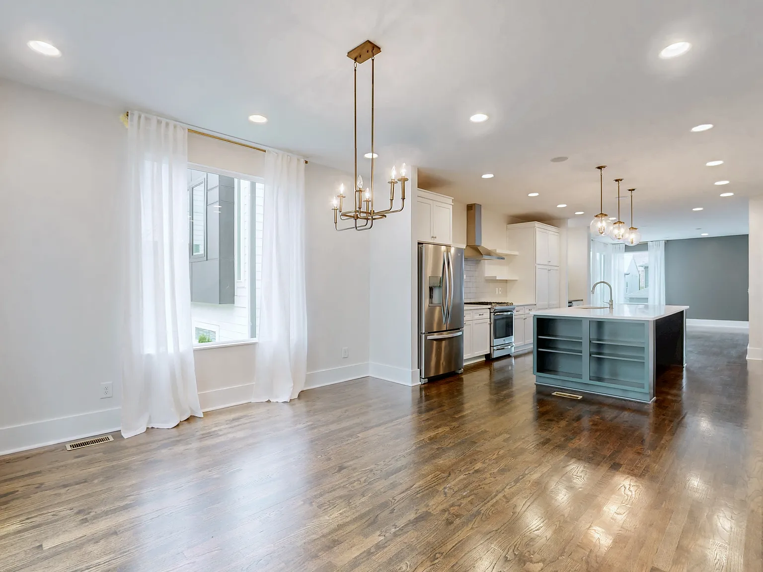 4 bed, 3.5 bath, 2340 sqft, $3,599 — Photo 4
