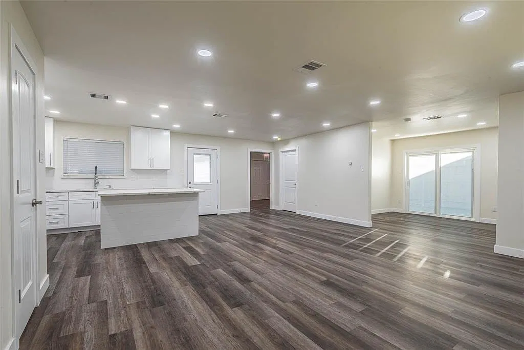 6 bed, 3.0 bath, 2569 sqft, $3,695 — Photo 3