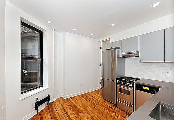 2nd image of 190 Avenue Of The Americas APT 5R