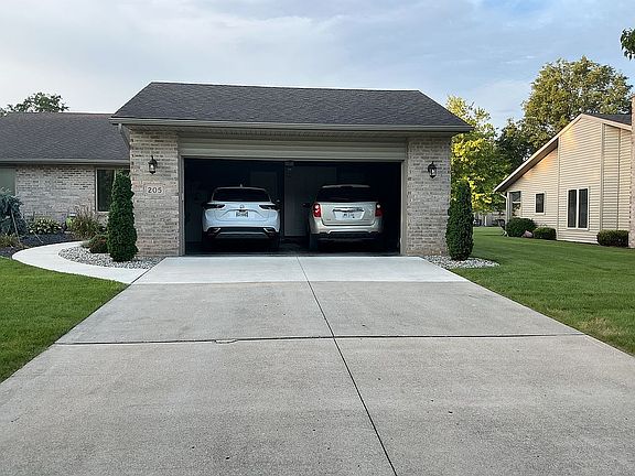 5th image of 205 N Pointe Dr