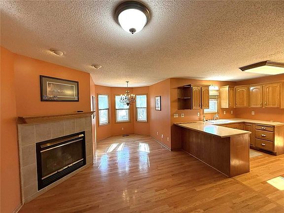 5th image of 822 W Edwards St