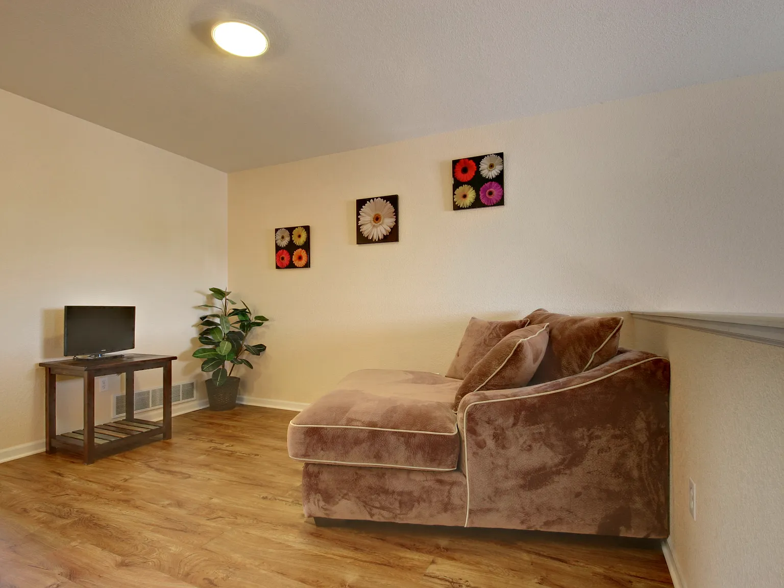Venlo Place Apartments — Photo 4