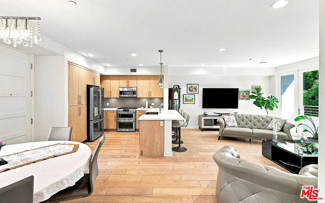 2 bed, 2.5 bath, 1400 sqft, $5,500 — Photo 4