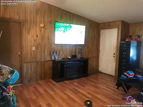 3rd image of 526 Woodcreek Cir