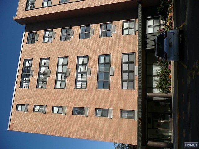 1st image of 2352 Linwood Ave APT 4E