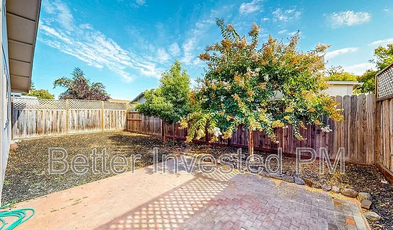 1417 Gregory Ct — Photo 9