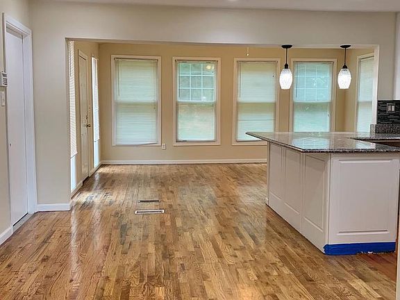 5th image of 26 Blackburn Ct