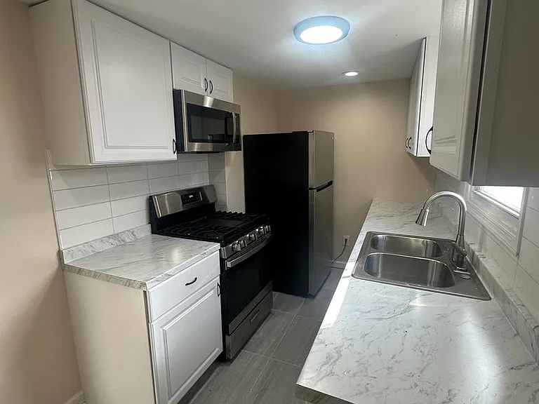 2210 Greenwich St — Photo 5