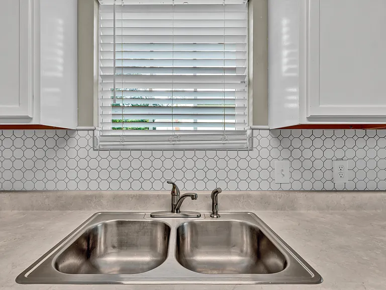 219 W Watt St — Photo 10