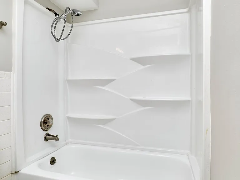 Courtland Manor — Photo 13