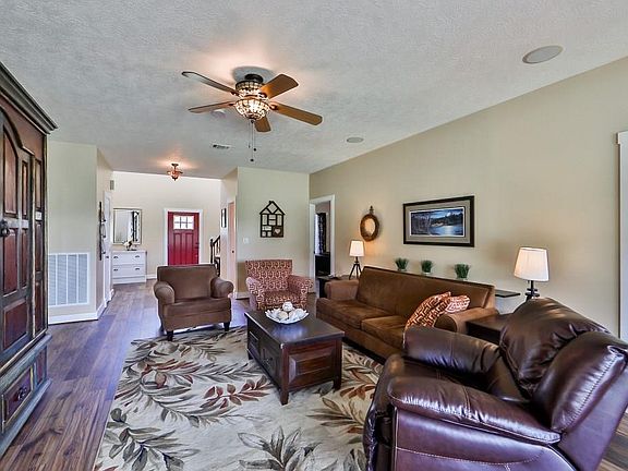 5th image of 306 Standing Oaks Ln