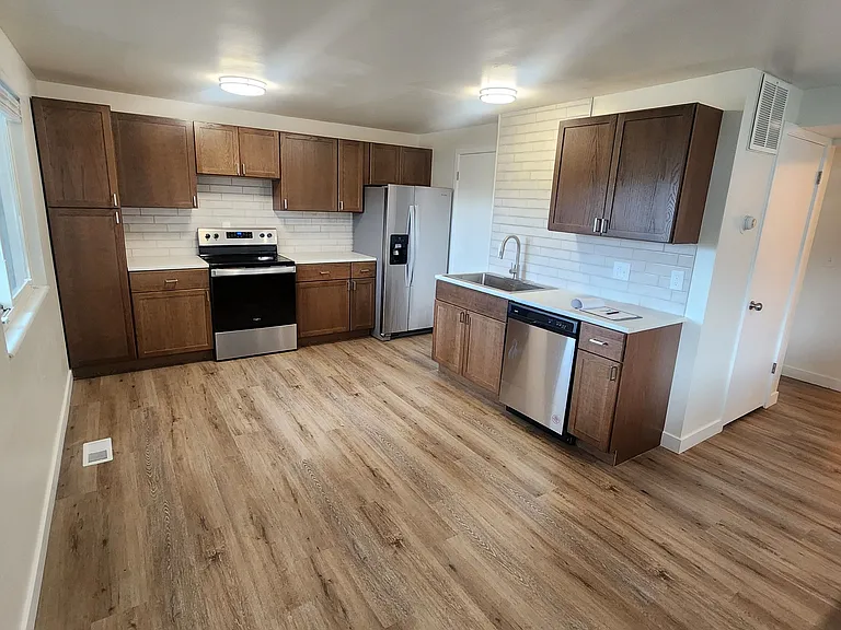 895 E Arrowhead Ln — Photo 25