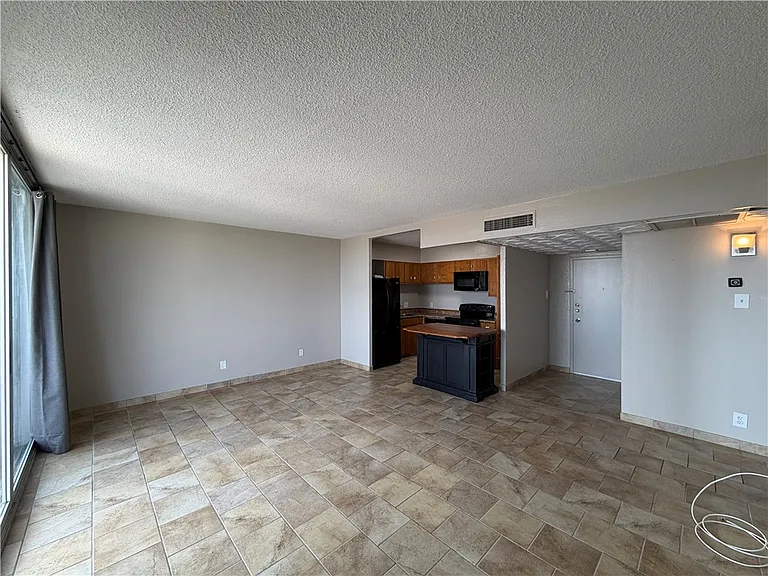 715 S Upper Broadway St — Photo 8