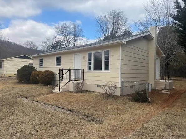 210 Green Meadow Ln, Rocky Mount, VA 24151