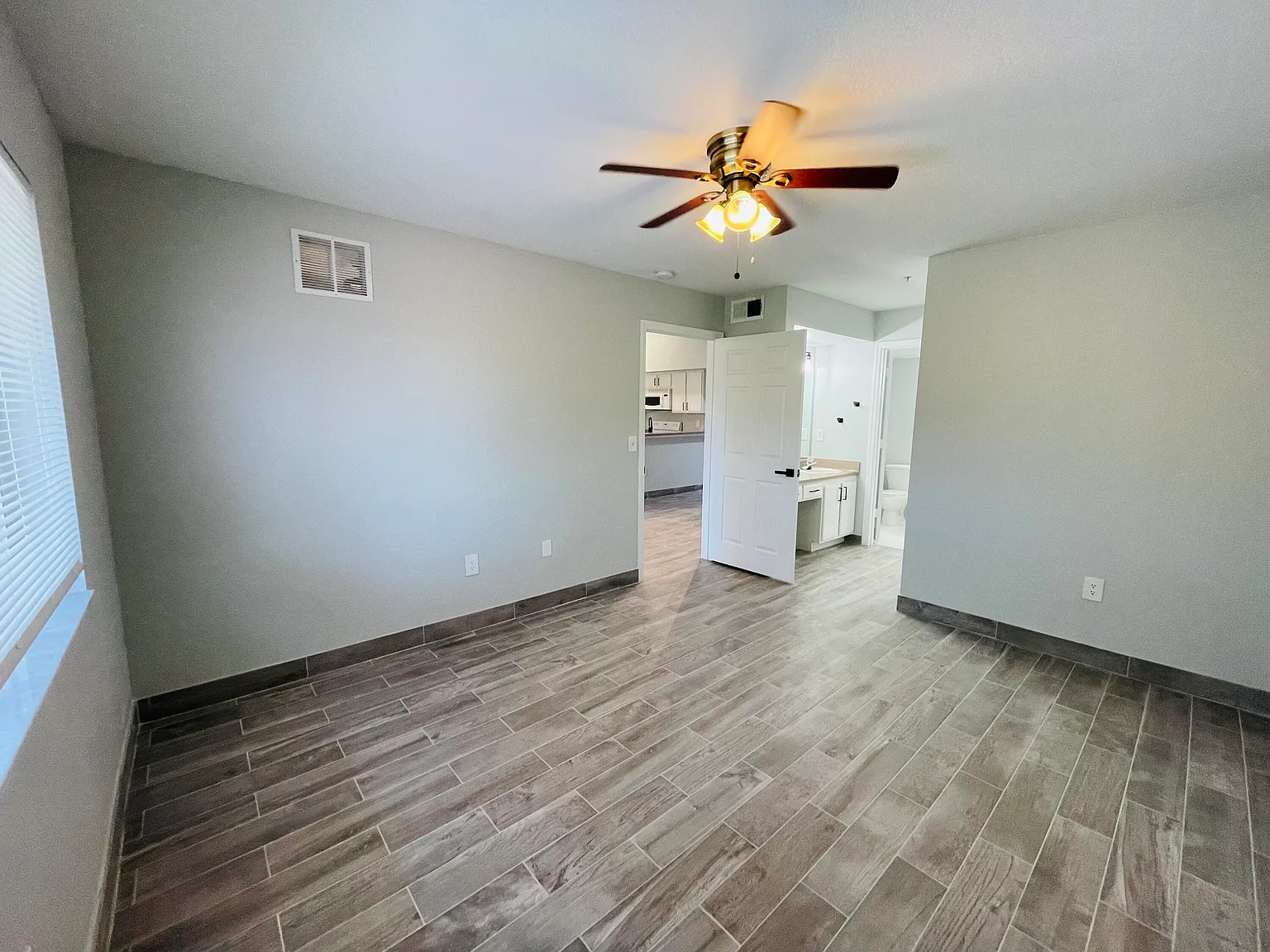 2 bed, 2.0 bath, 1033 sqft, $1,900 — Photo 3
