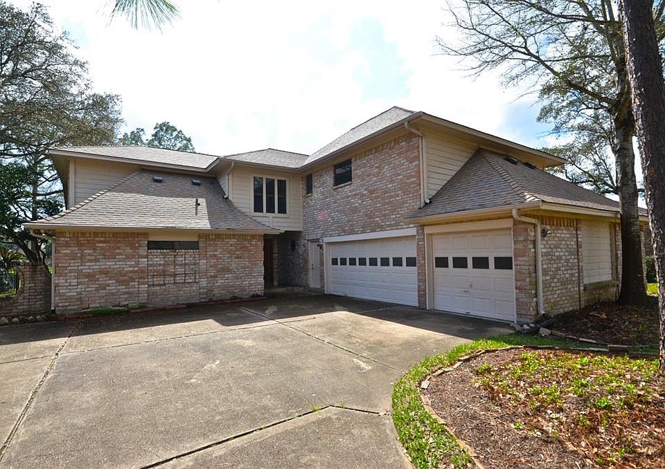 Call 2915 Hampton Drive your new home!