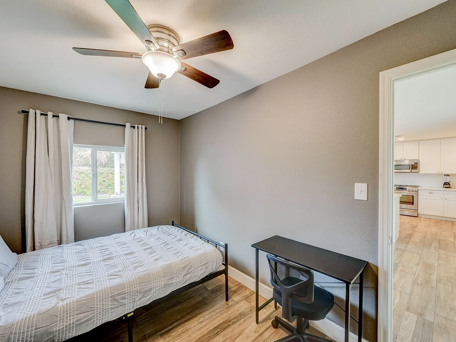 4 bed, 2.0 bath, 1878 sqft, $884 — Photo 2