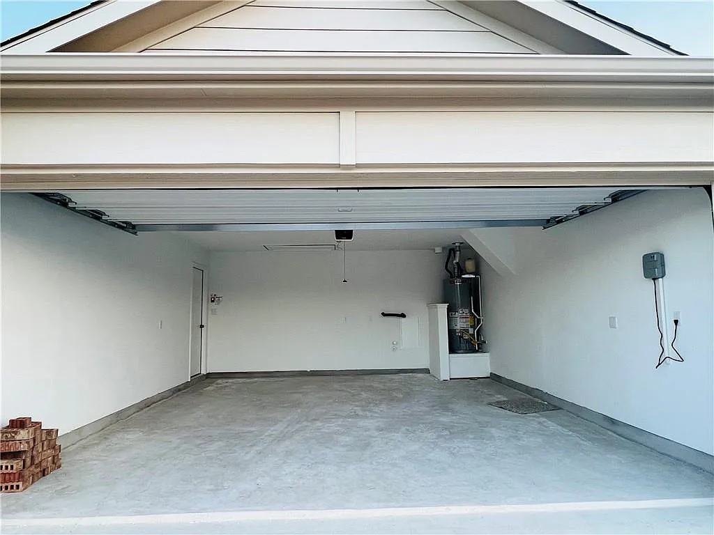 3 bed, 2.0 bath, 1312 sqft, $2,100 — Photo 3