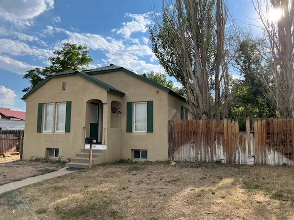 914 7th St, Rawlins, WY 82301