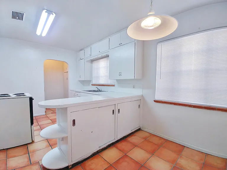 Super Cool Mid-Century Modern East Nob Hill Penthouse Suite with Views — Photo 61