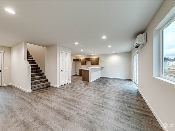 4th image of 208 Creekside Drive