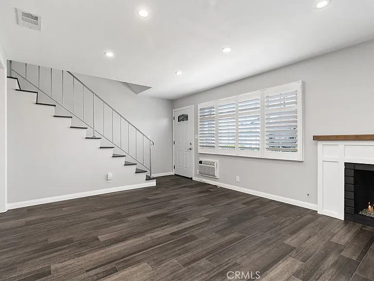 1201 N California St — Photo 2