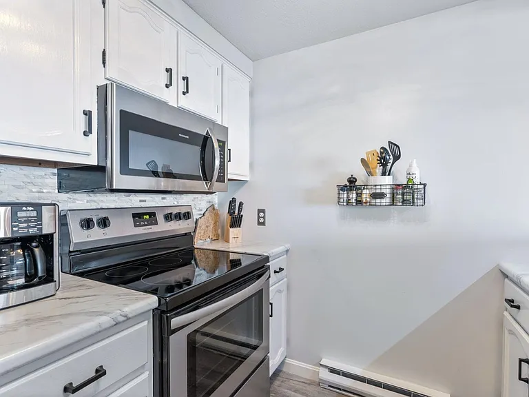 105 E Grand Ave #7 — Photo 4