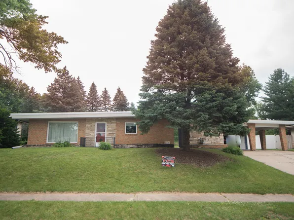 1104 Beech Dr, Dixon, IL 61021